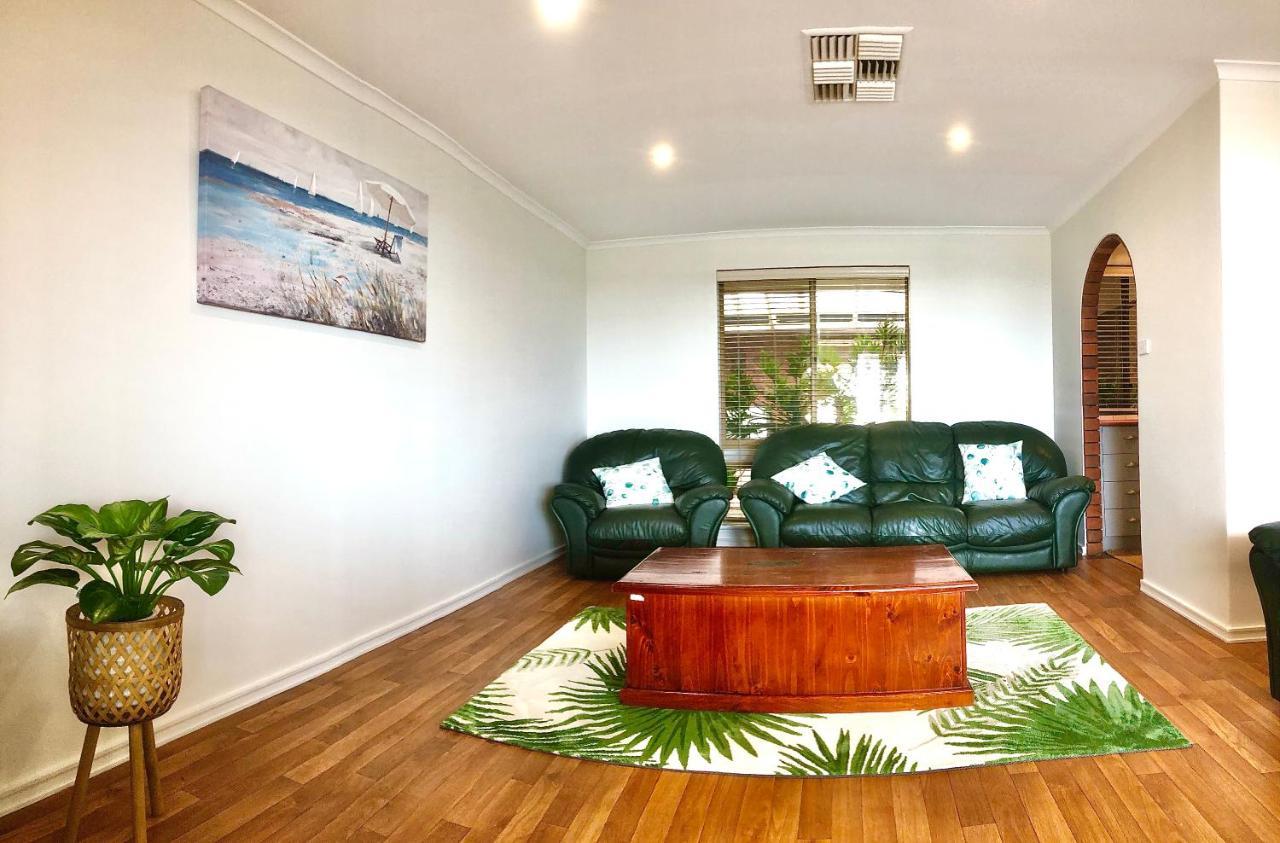 Beach House Opposite Ocean 4 Bed 2 Bathroom With Pool Geraldton Exterior foto