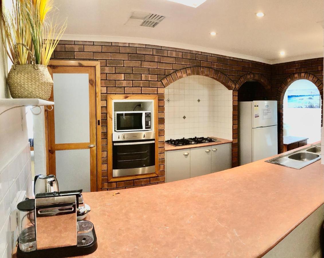 Beach House Opposite Ocean 4 Bed 2 Bathroom With Pool Geraldton Exterior foto