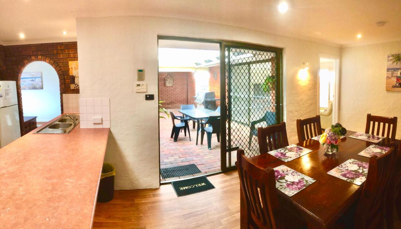 Beach House Opposite Ocean 4 Bed 2 Bathroom With Pool Geraldton Exterior foto