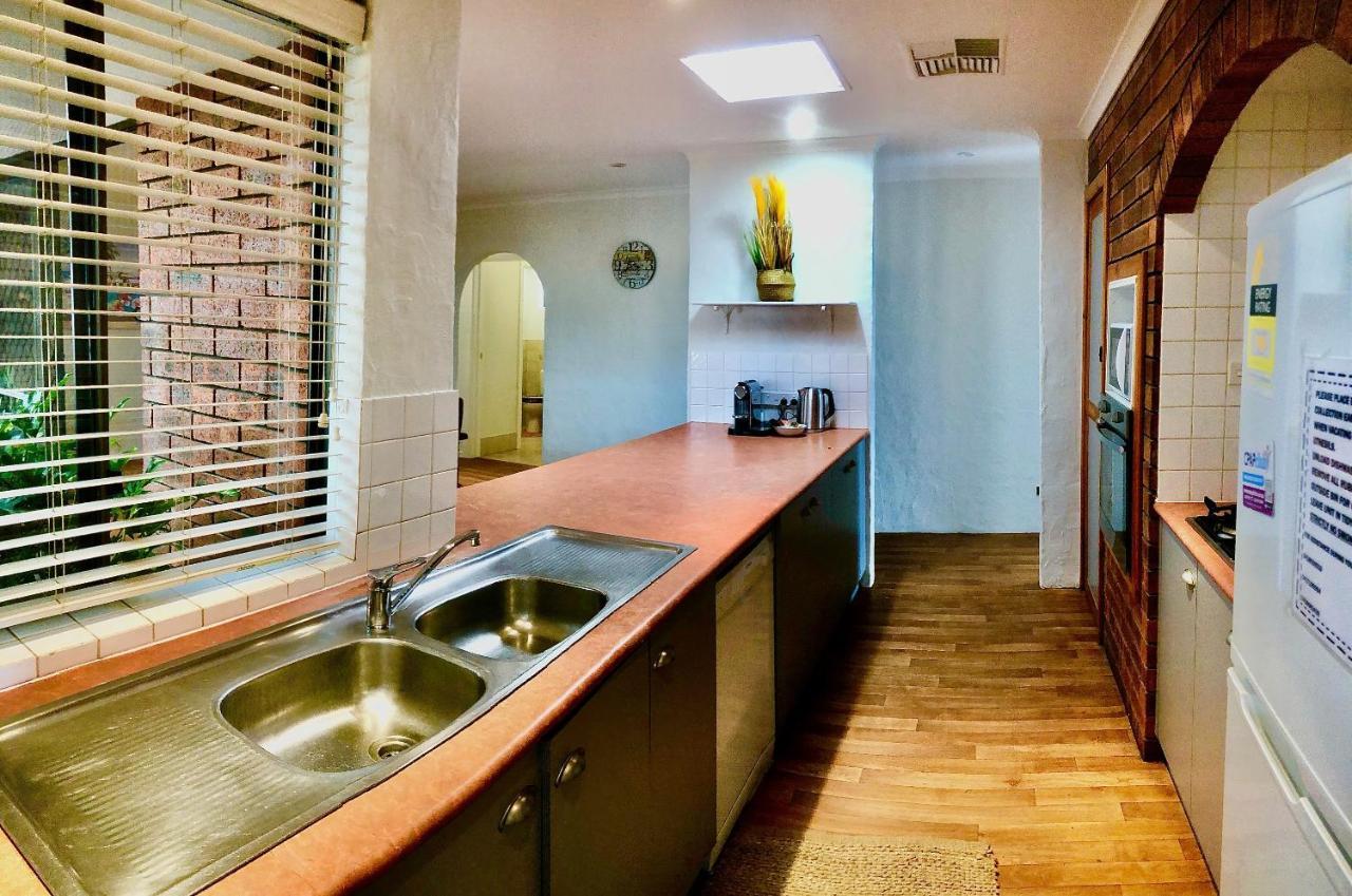 Beach House Opposite Ocean 4 Bed 2 Bathroom With Pool Geraldton Exterior foto